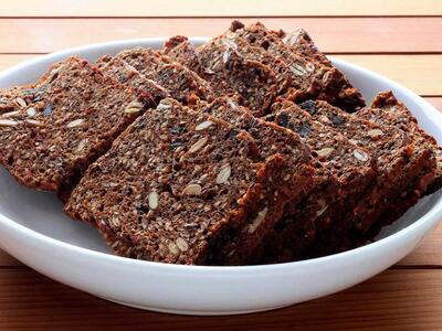 Rugbrød med fuglefrø som gør rugbrødet federe