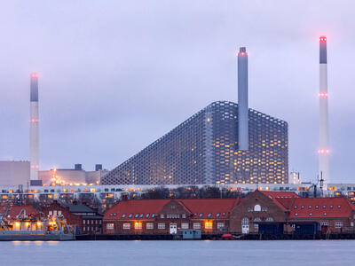 Amager Bakke set fra vandet