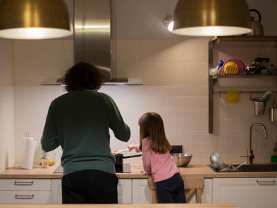 far og datter i køkkenet og lave mad