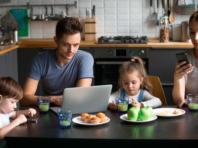 Familie kigger alle på computere eller mobiler