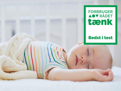 disse babymadrasser er Bedst i Test - barn sover i tremmeseng