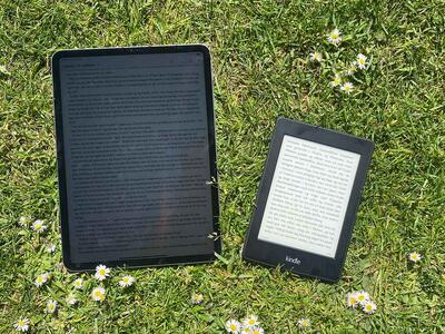 tablet vs e-bogslæser ipad og kindle i græs