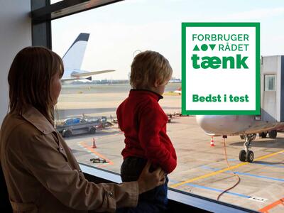 Mor og barn i lufthavn venter på flyrejse