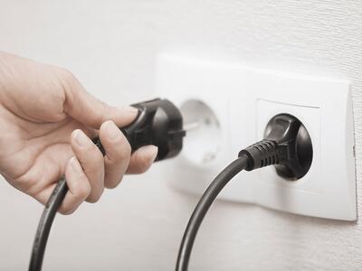 stik i stikkontakt - kan dit hpfi relæ klare din strømbelastning