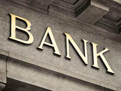 bogstaver eller skilt, på bygning, hvor der står bank