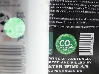 Nærbillede af mærkat om CO2-venlighed på vin
