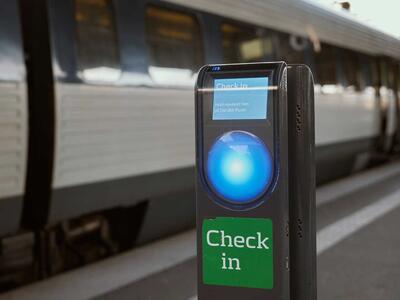 Rejsekort stander på tog station, hvor man kan checke ind