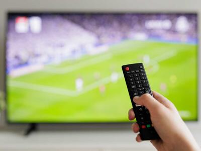 tv skærm med fodbold