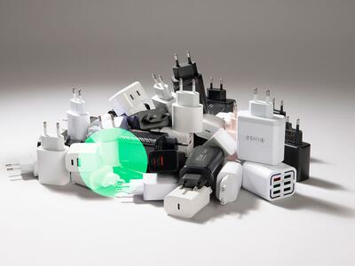 Bunke af opladere på hvid baggrund med grøn undersøgelsescirkel