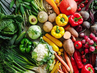 Bord fyldt med forskellige grøntsager i mange farver