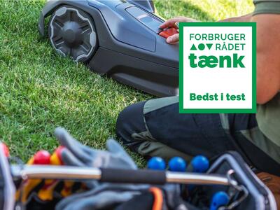 Person er i gang med at betjene robotplæneklipper