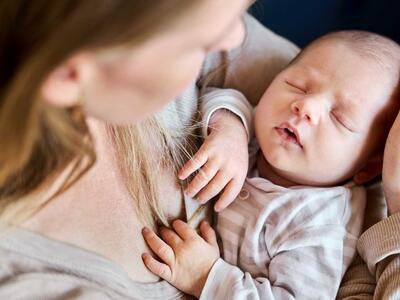 Kvinde med spædbarn i armene