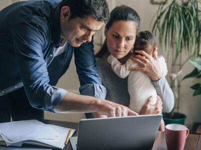Familie kigger på computer