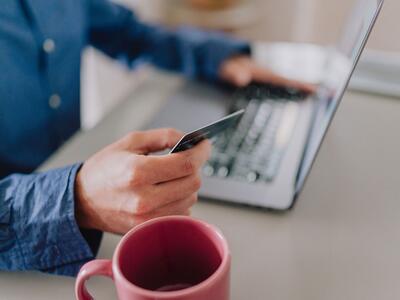 Online shopping ved computer