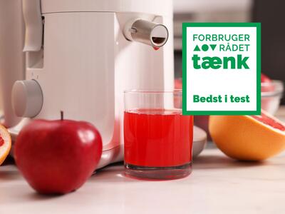 Juice af æble og blodappelsin fra juicemaskiner med Bedst i test-logo