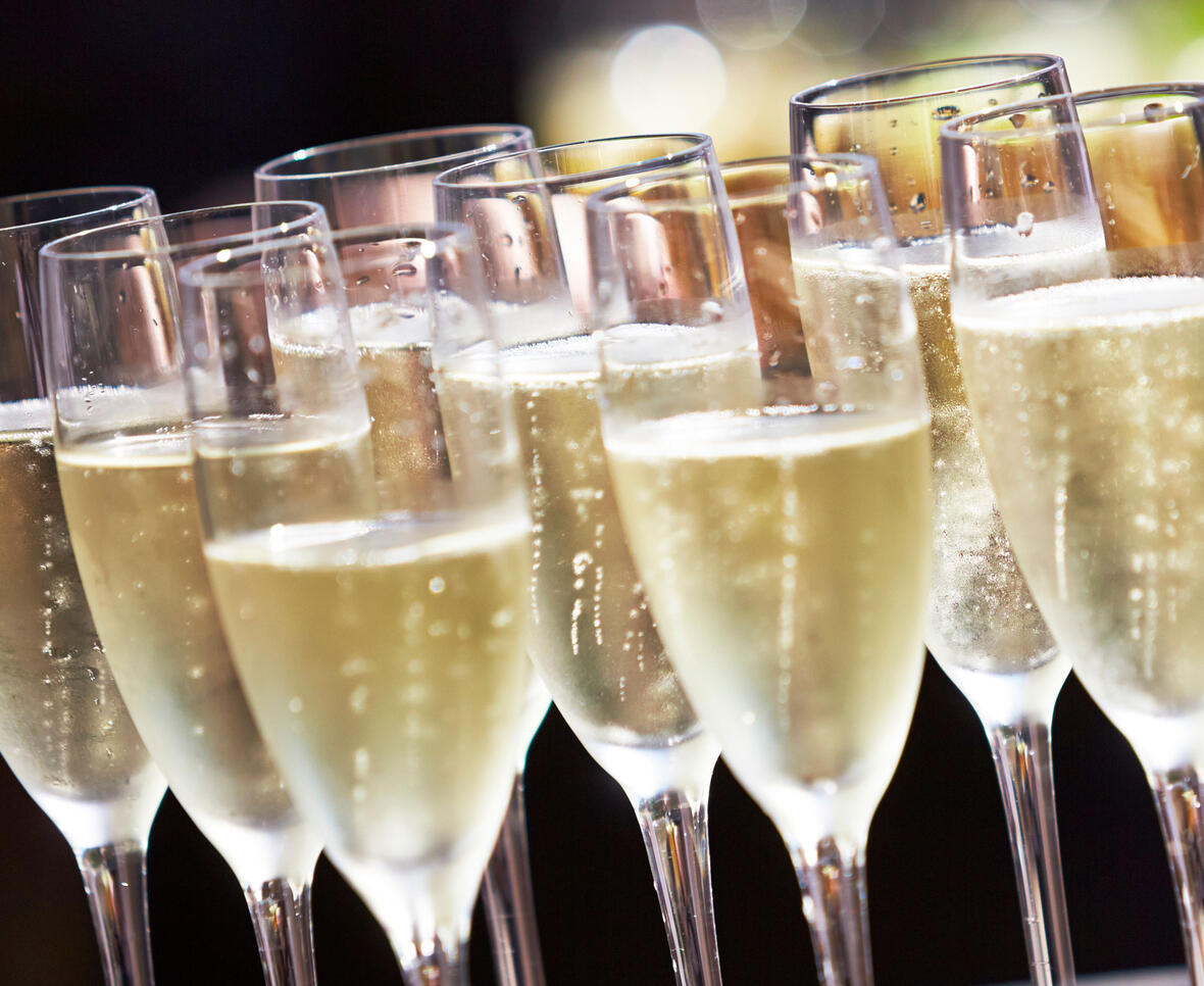 Champagne glas stillet op ved siden af hinanden med boblende champagne skænket op.