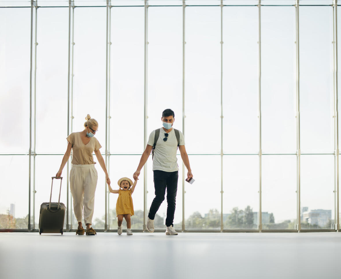 familie i lufthavnen på vej på ferie med fly