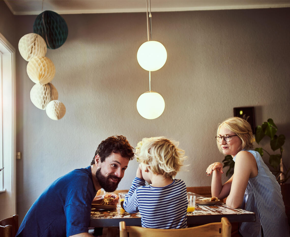 familie ved middagsbordet