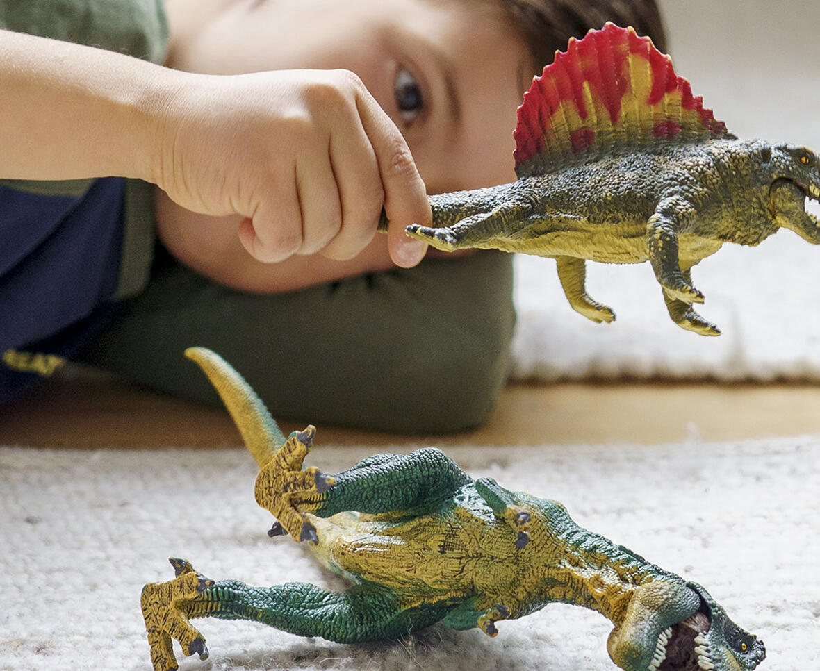 Dreng leger med dinousaurere