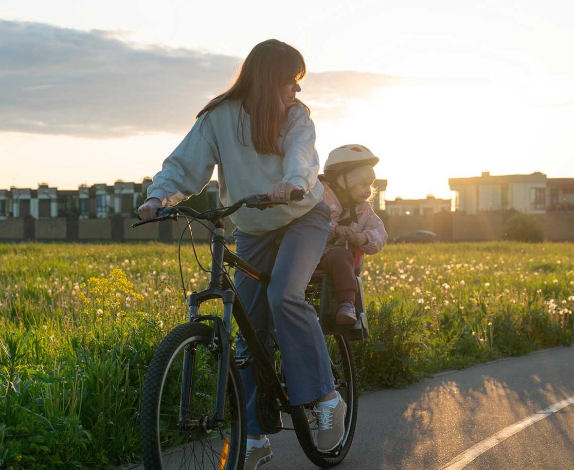 Kvinde med sin datter på cykelstol i trafikken