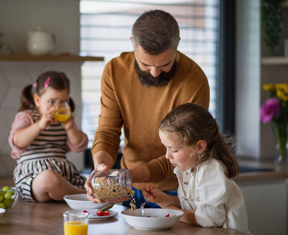 Familie spiser sund morgenmad