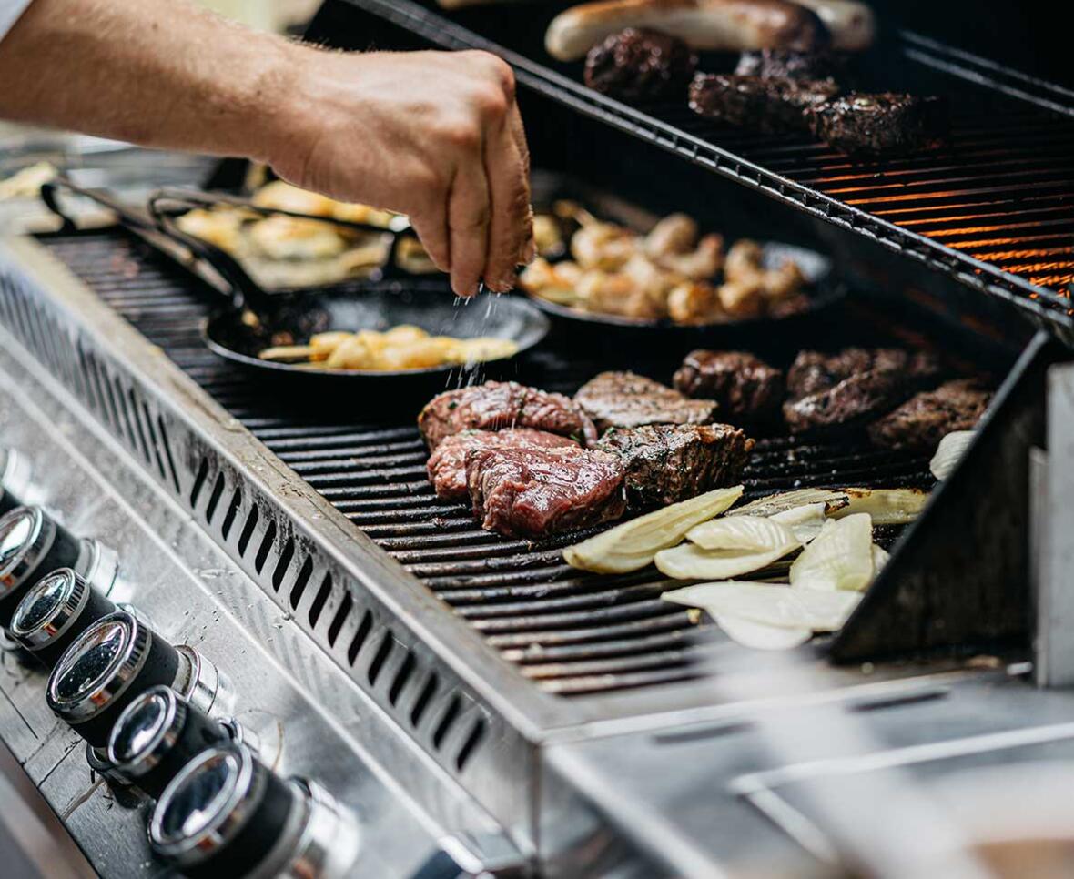 kød og grøntsager på grill