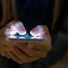 To hænder, der holder en smartphone
