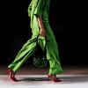 model på catwalk i grønt tøj går mod højre