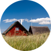 Sommerhus med blå himmel i baggrunden